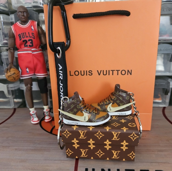Nike Air Jordan LV pair of mini sneakers keychain. - Picture 6 of 8